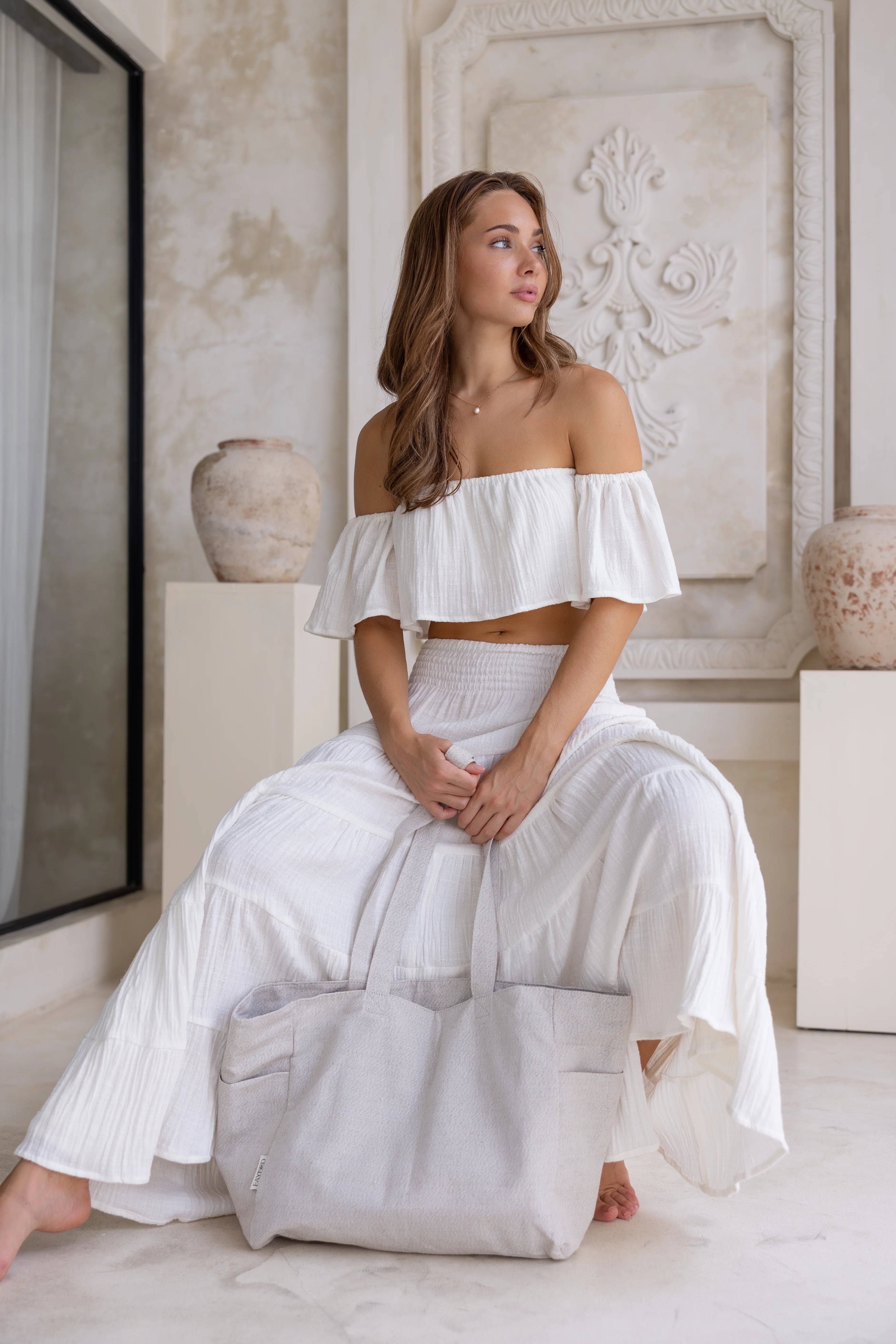 Model with fayded grey tote bag with brown lining